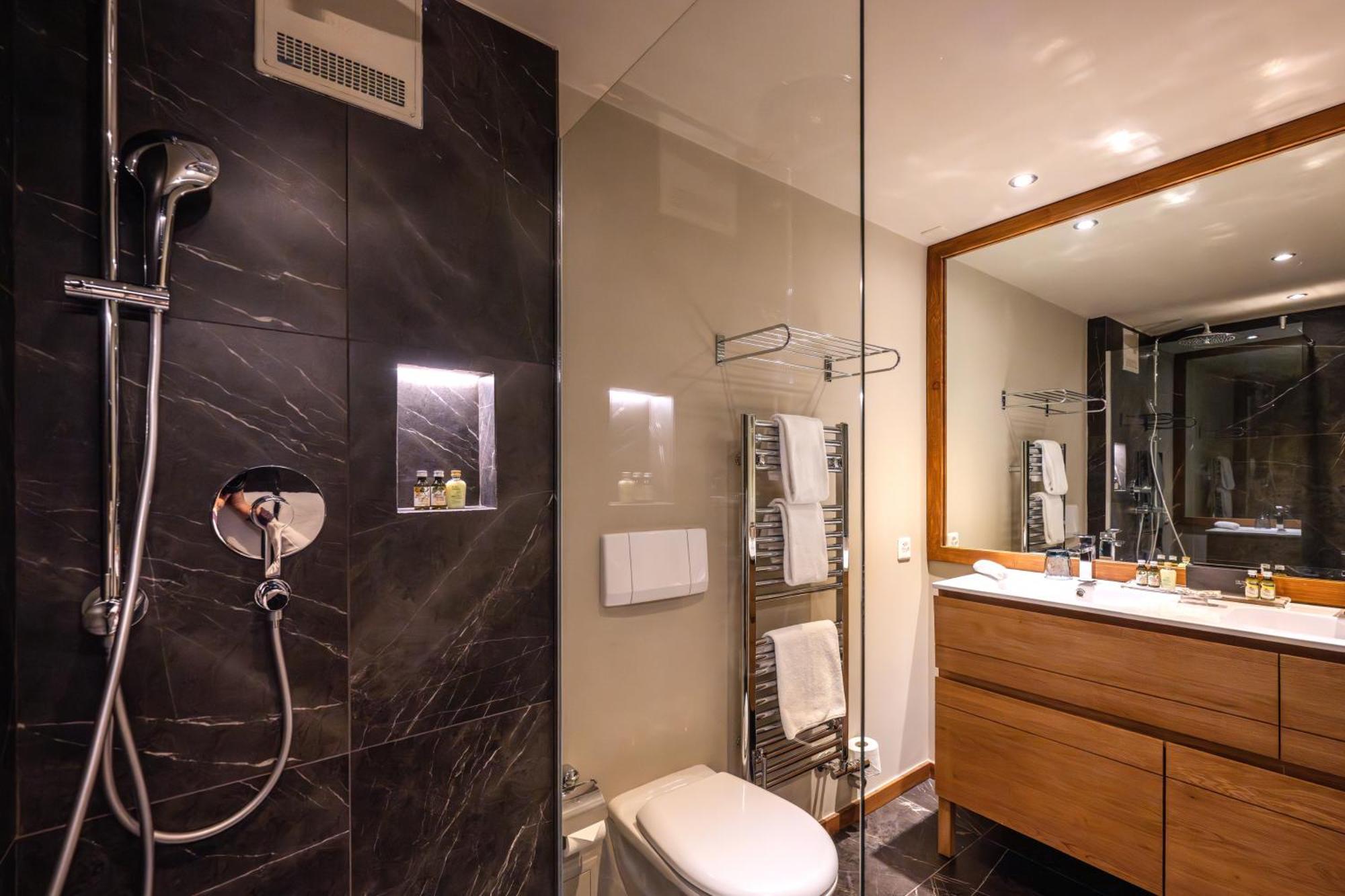 Precise Tale Seehof Davos Exterior photo Bathroom
